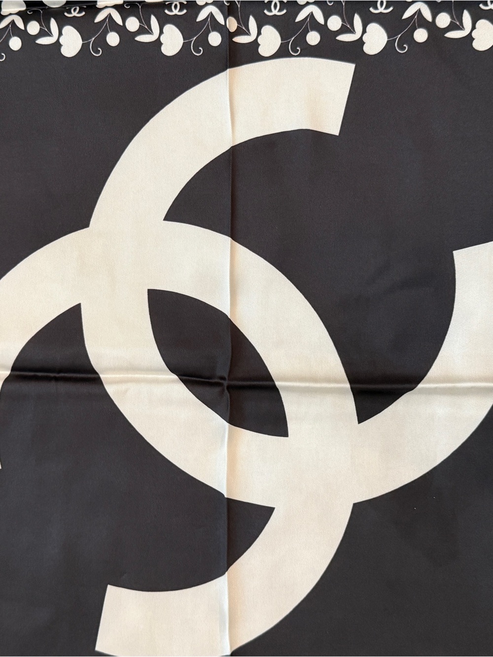 100% Silk 90cm Black & White Interlocking CC Silk Scarf - Picture 6 of 9